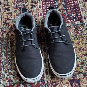 Under armour youth boy's shoes size 6